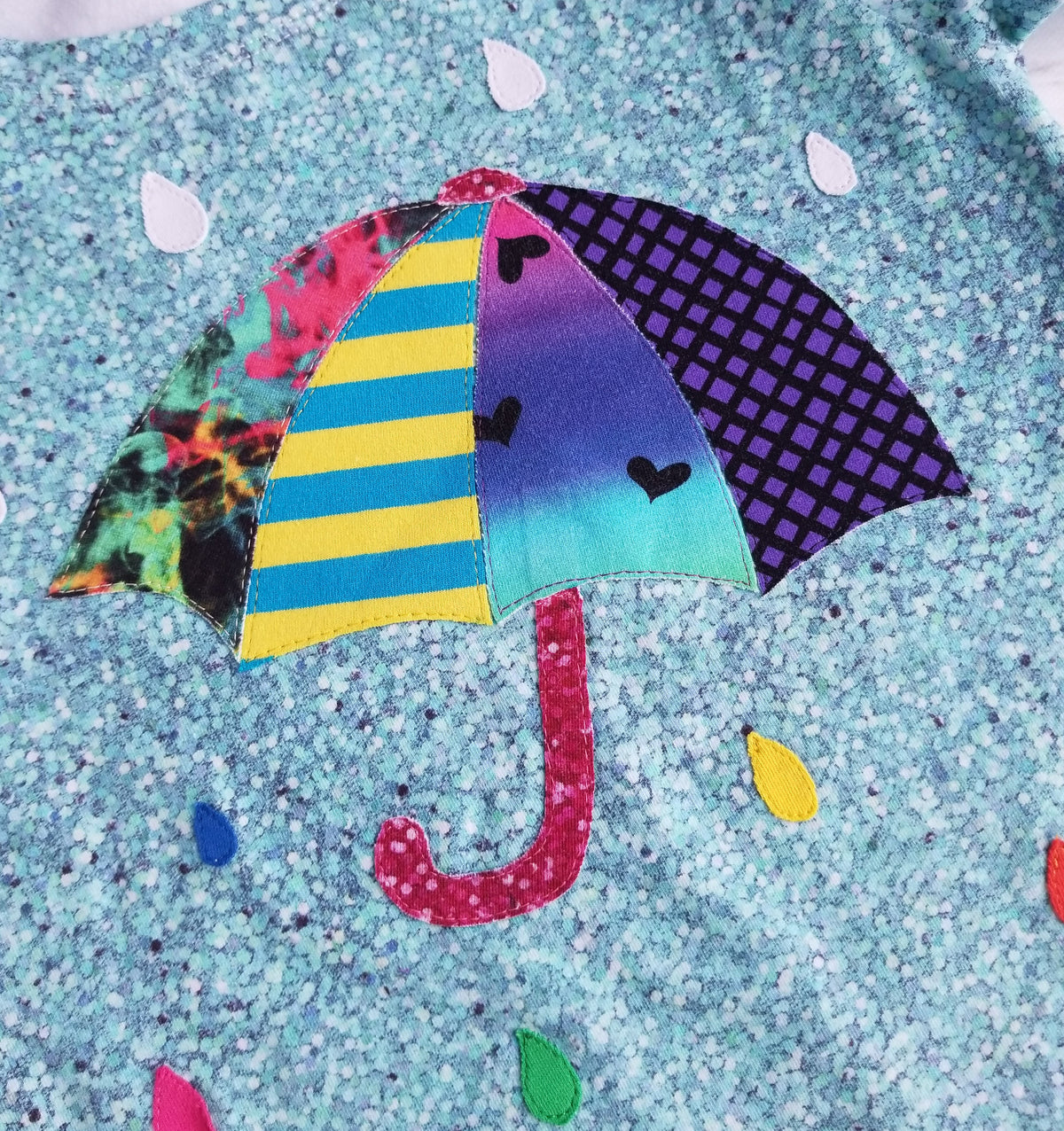Short sleeve sparkly tee with rainbow umbrella applique, size 4T