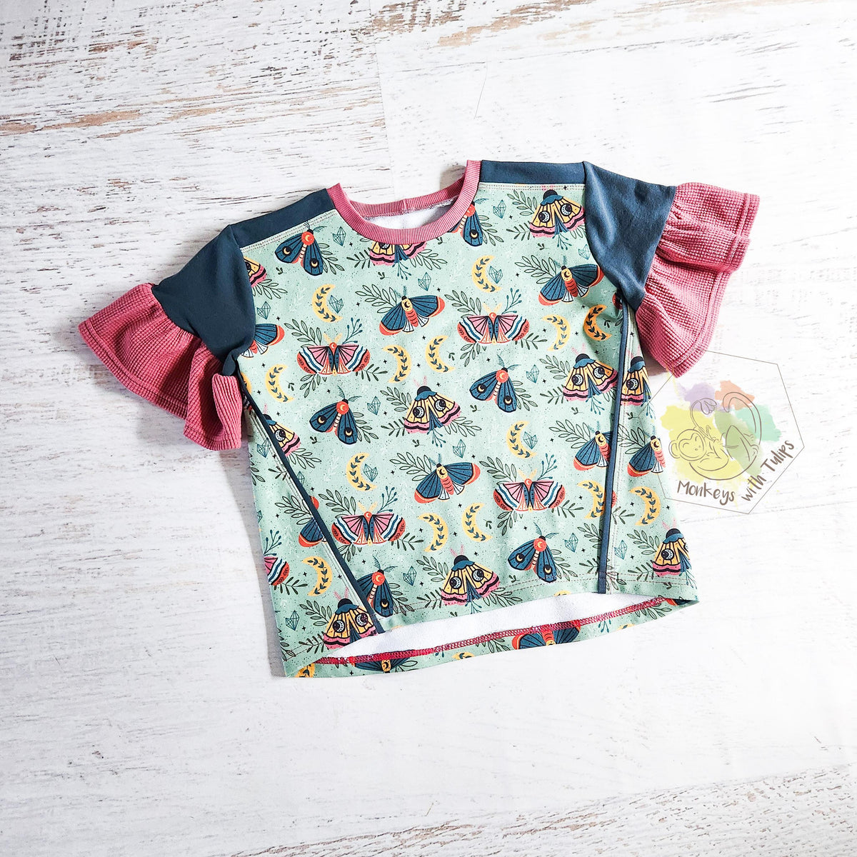 Ruffle sleeved short sleeve tee in moth print, size