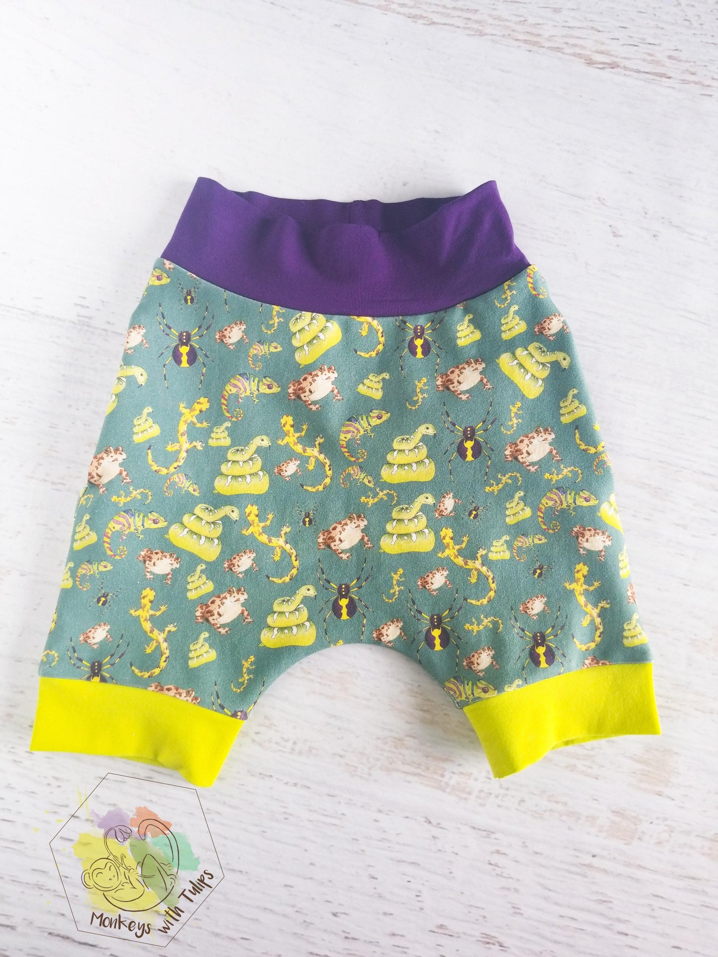 Creepy Crawly Critter parachute shorts, size 2T, toddler, relaxed fit