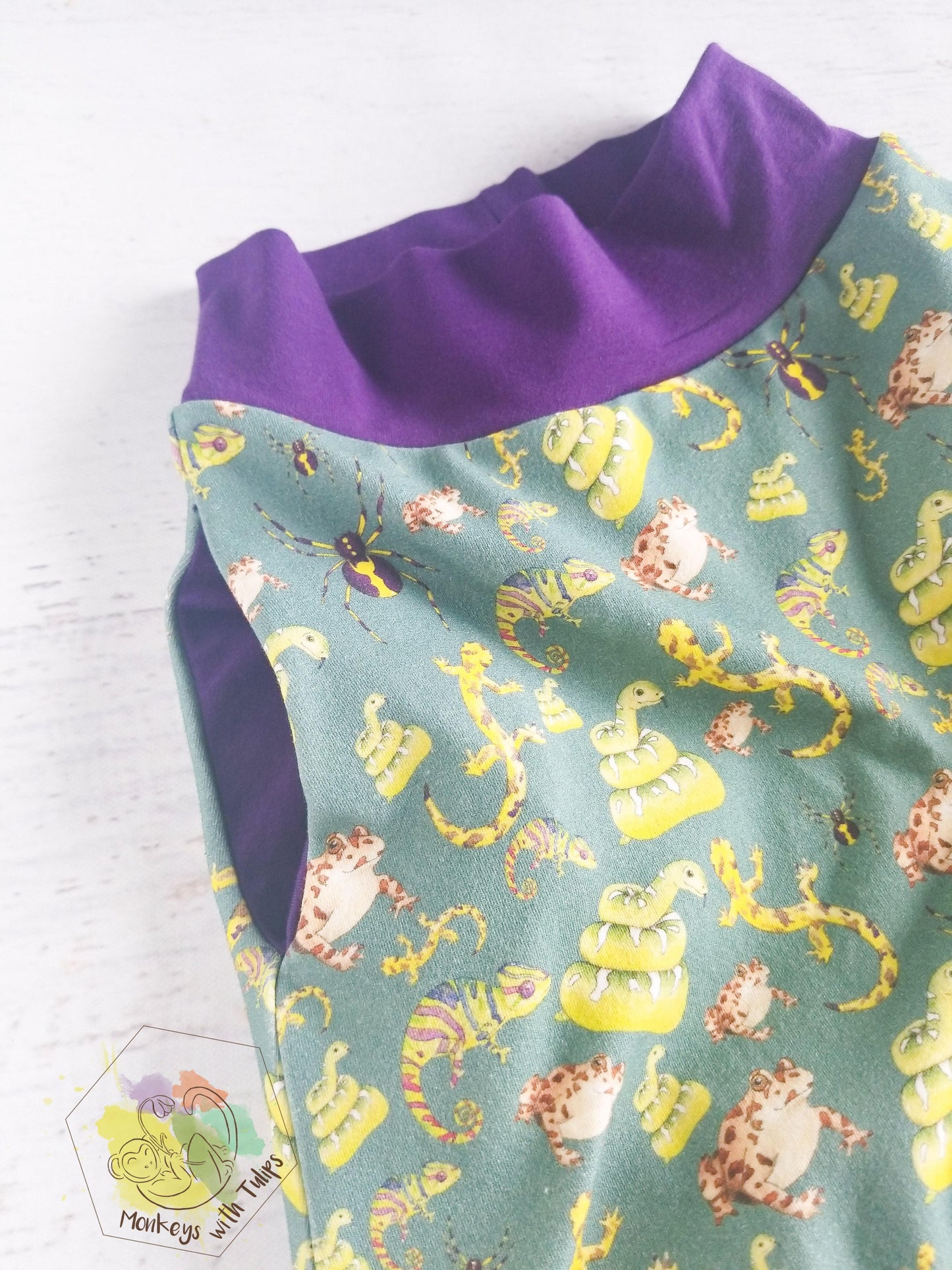 Creepy Crawly Critter parachute shorts, size 2T, toddler, relaxed fit