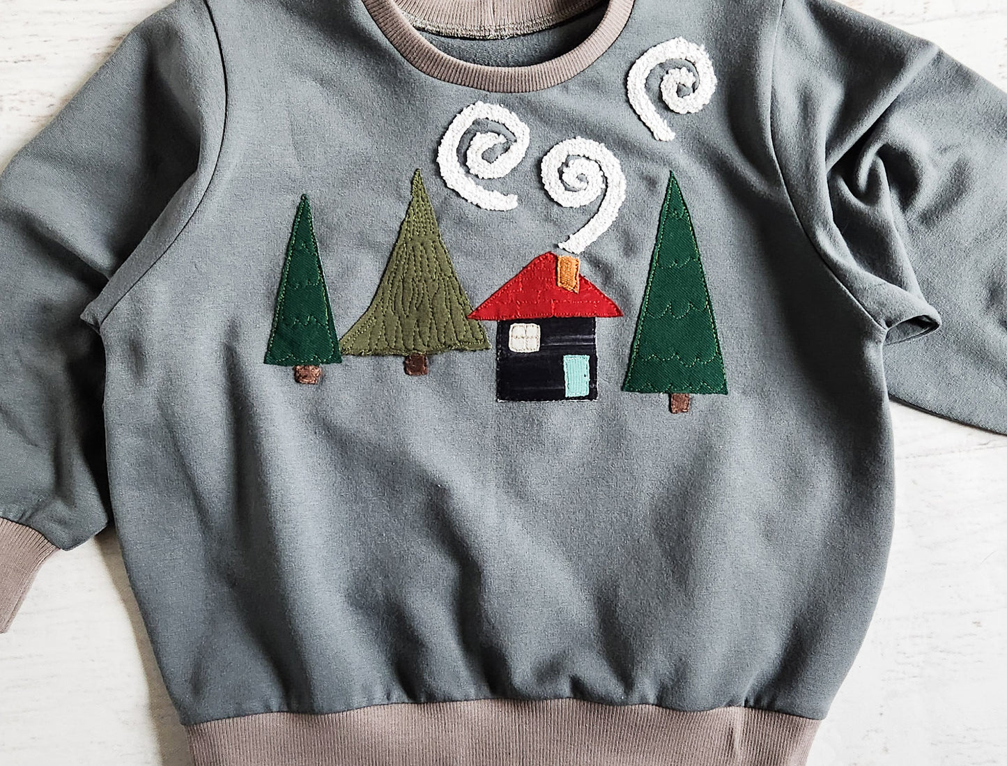 Winter cabin retro sweatshirt, size 3/4t